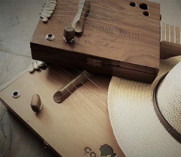 Cigar box guitar