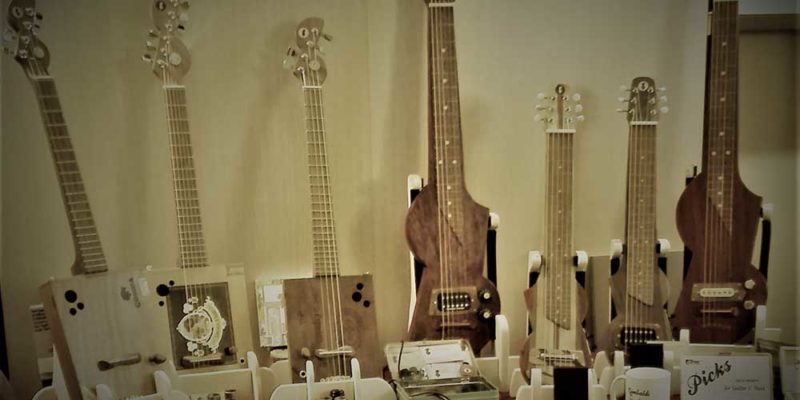 Lap steel guitar e cigar box guitar della Casa della musica folk al Guitar show